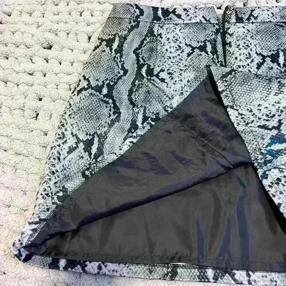 Python Pleather Grey and Black Mini Skirt Size 6 - Picture 3 of 5